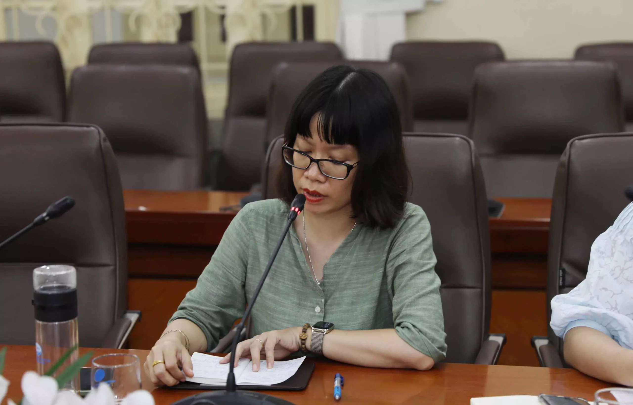 Tổ phát triển Đảng trong sinh viên làm việc về công tác bồi dưỡng, giúp đỡ đảng viên dự bị được kết nạp tại địa phương