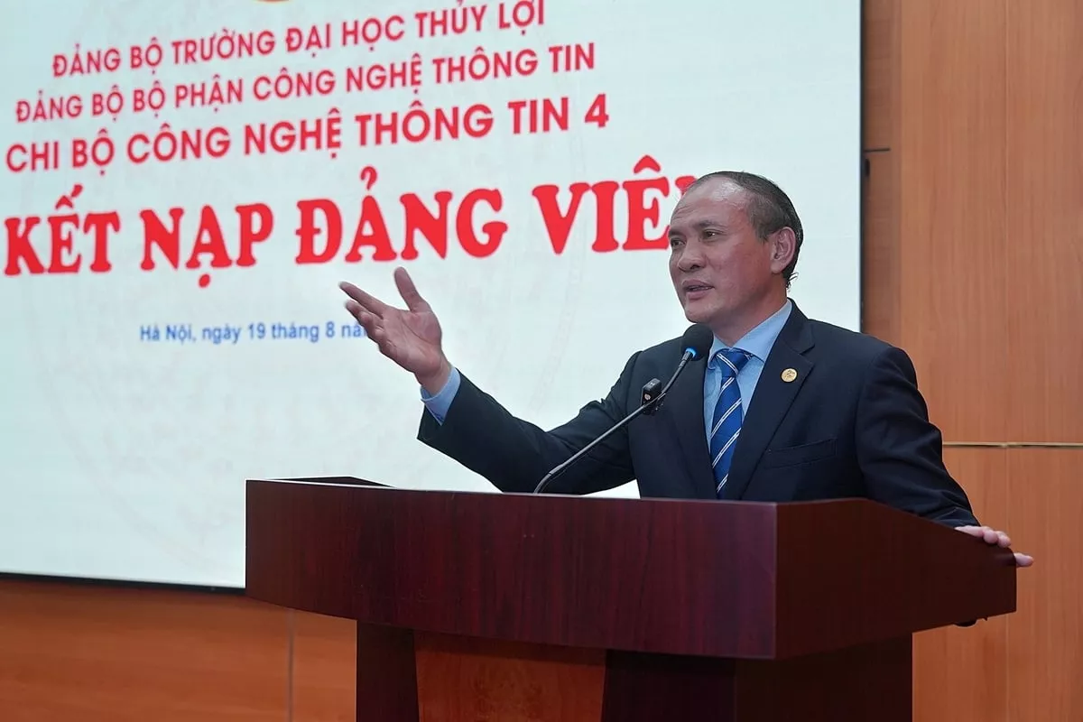 43 đảng viên trẻ và lễ kết nạp hiếm có tiền lệ