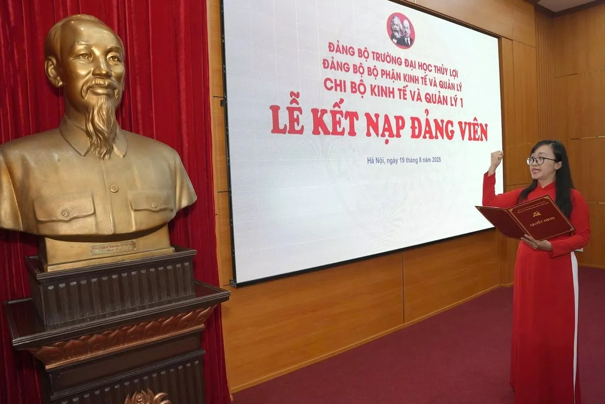 43 đảng viên trẻ và lễ kết nạp hiếm có tiền lệ