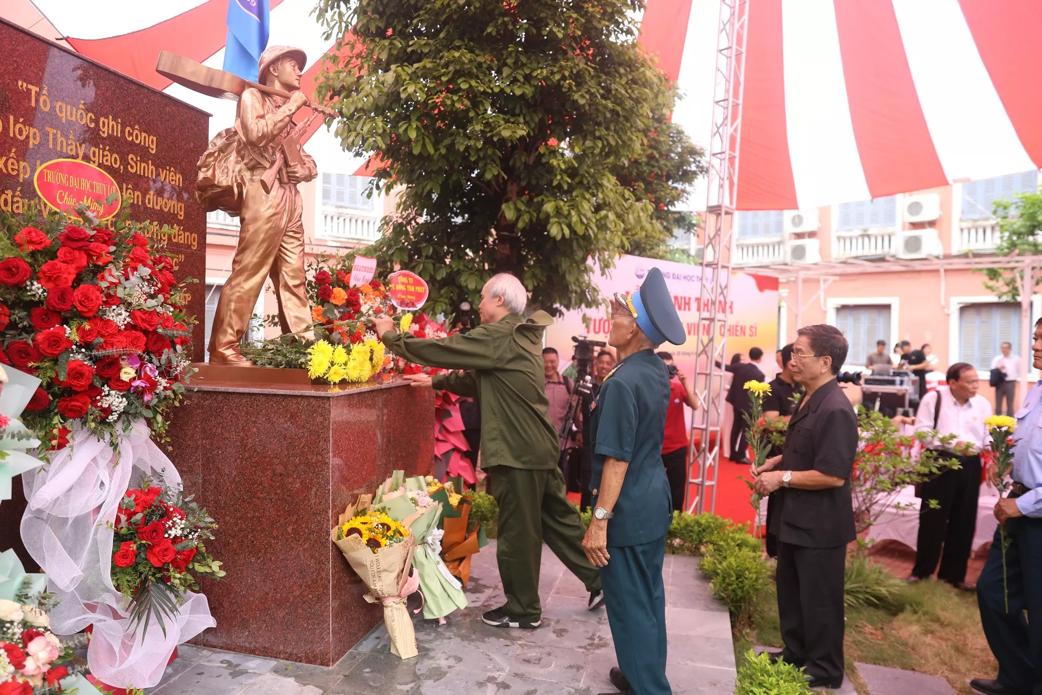 Trường Đại học Thủy lợi khánh thành Tượng đài Sinh viên – Chiến sĩ