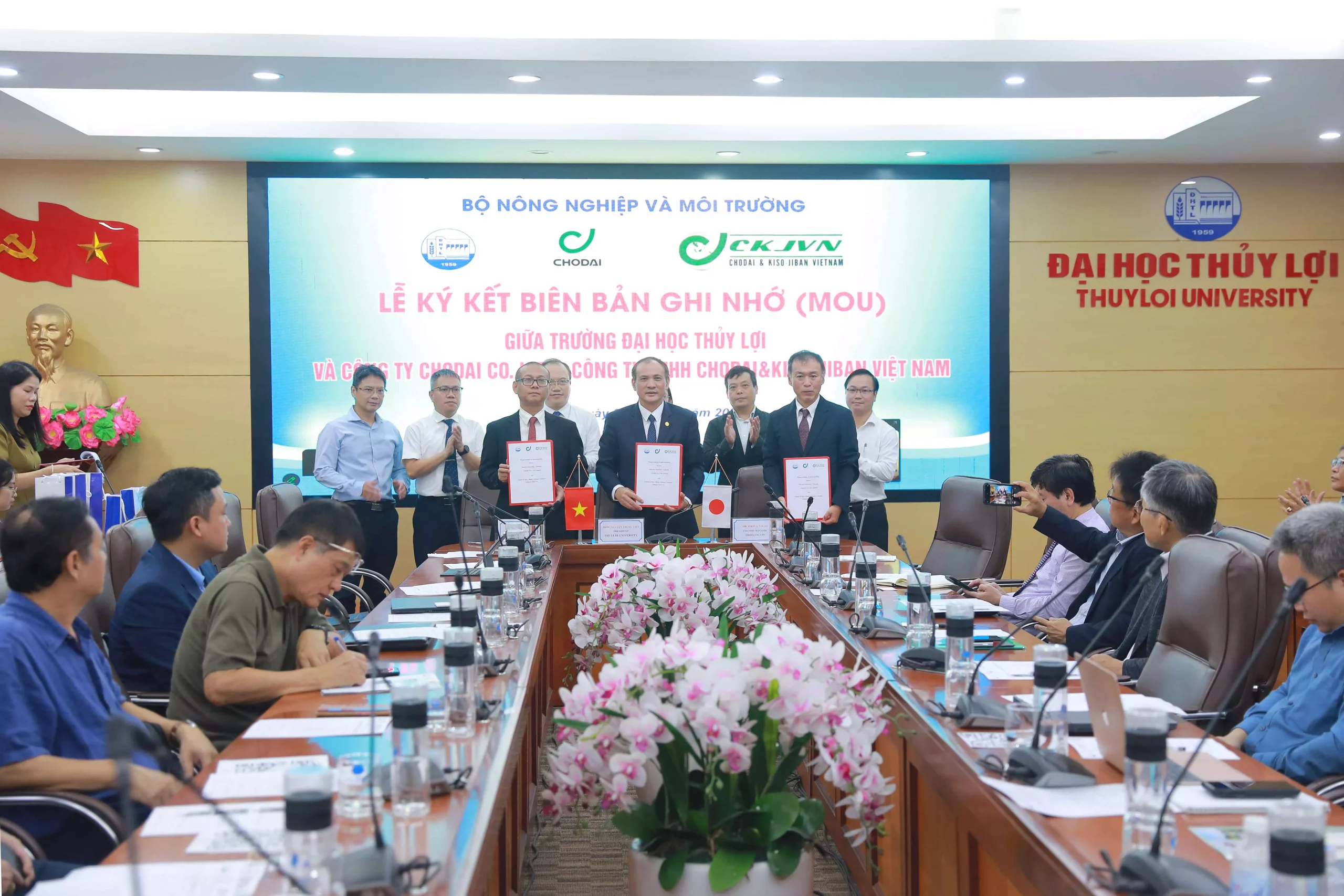 Trường Đại học Thủy lợi và Công ty TNHH Chodai & Kiso-Jiban Việt Nam ký kết Biên bản ghi nhớ và Tọa đàm khoa học “Đường sắt tốc độ cao – Thách thức và cơ hội”