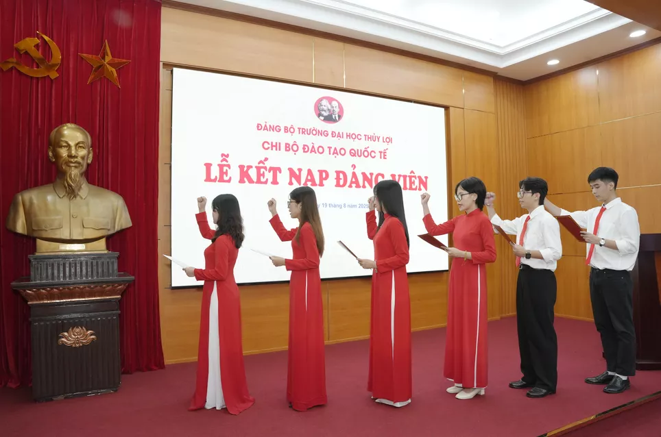 Trường Đại học Thủy lợi tổ chức viếng Lăng Bác, Báo công dâng Bác và Lễ kết nạp đảng viên mới chào mừng các sự kiện trọng đại