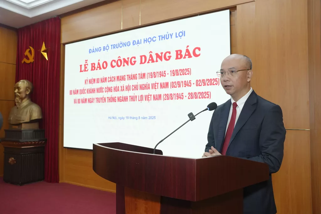 Trường Đại học Thủy lợi tổ chức viếng Lăng Bác, Báo công dâng Bác và Lễ kết nạp đảng viên mới chào mừng các sự kiện trọng đại