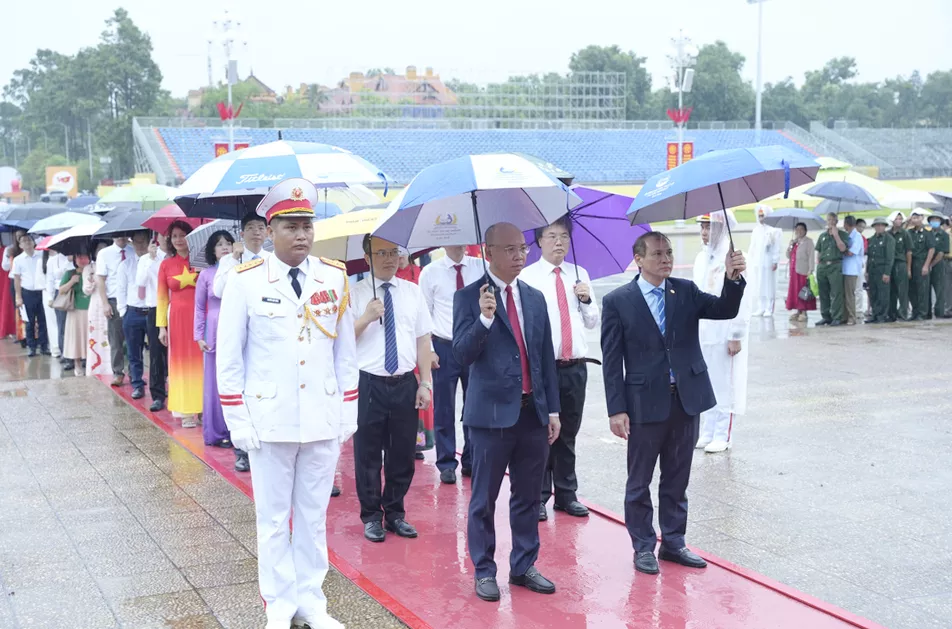 Trường Đại học Thủy lợi tổ chức viếng Lăng Bác, Báo công dâng Bác và Lễ kết nạp đảng viên mới chào mừng các sự kiện trọng đại
