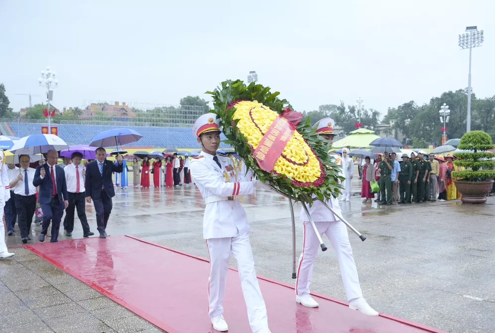 Trường Đại học Thủy lợi tổ chức viếng Lăng Bác, Báo công dâng Bác và Lễ kết nạp đảng viên mới chào mừng các sự kiện trọng đại