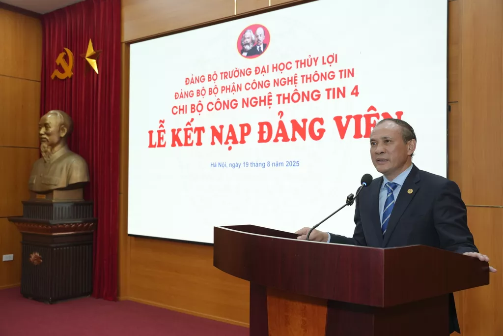 Trường Đại học Thủy lợi tổ chức viếng Lăng Bác, Báo công dâng Bác và Lễ kết nạp đảng viên mới chào mừng các sự kiện trọng đại