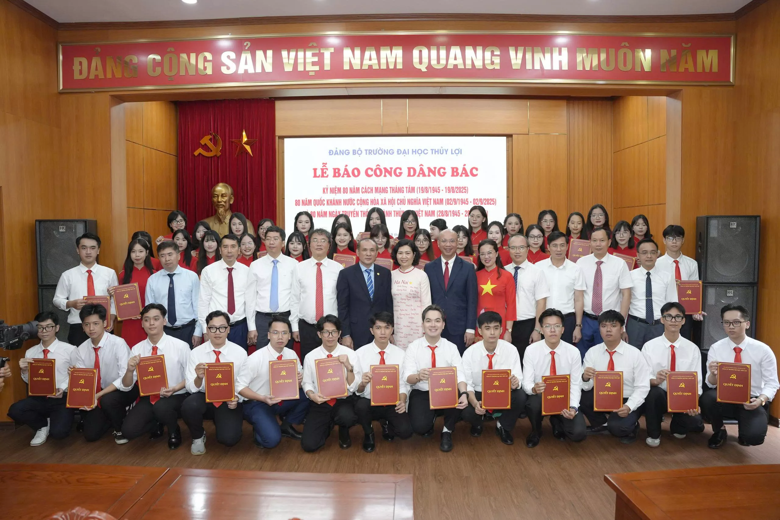 43 đảng viên trẻ và lễ kết nạp hiếm có tiền lệ
