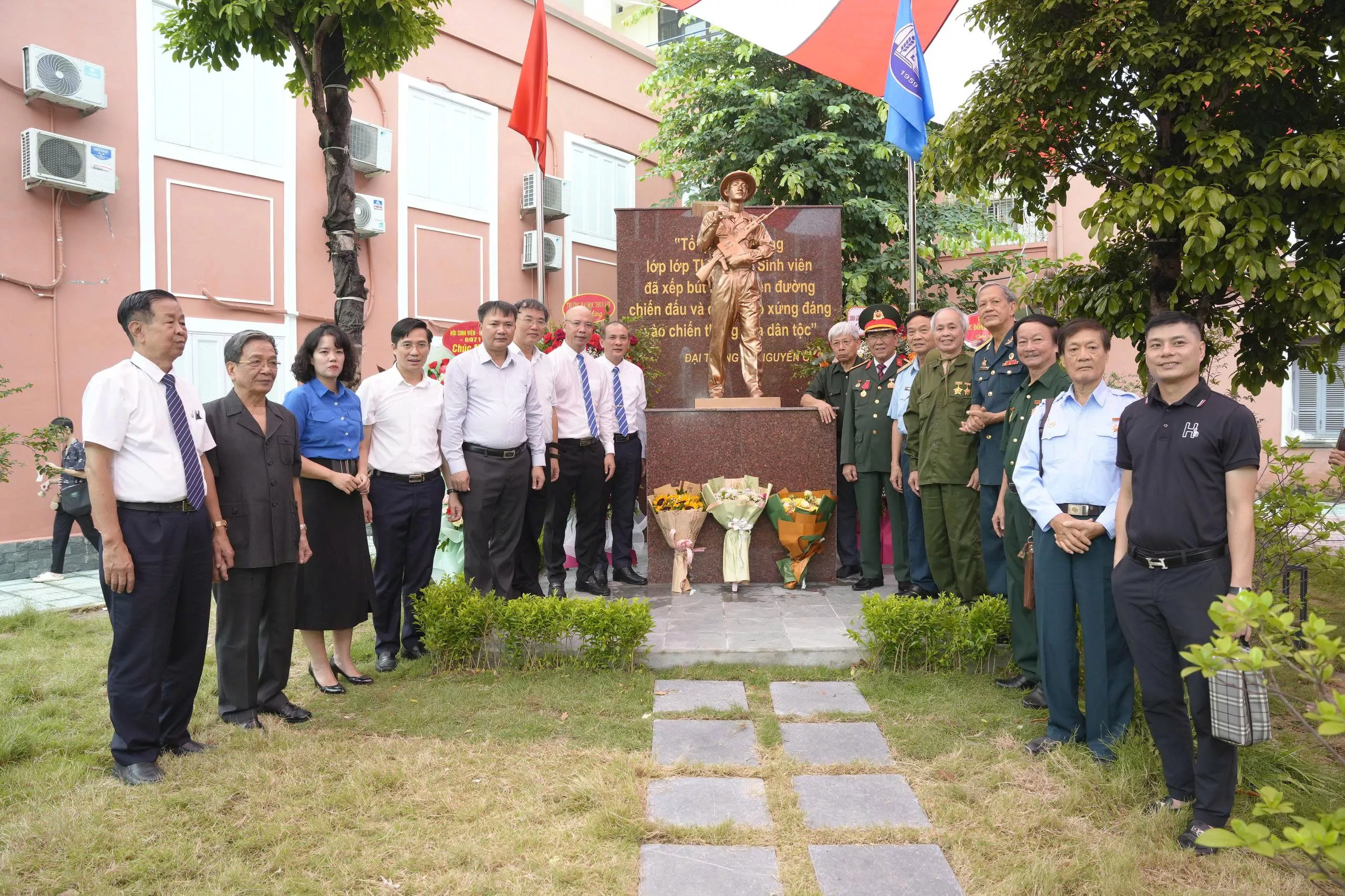 Trường Đại học Thủy lợi khánh thành Tượng đài Sinh viên – Chiến sĩ