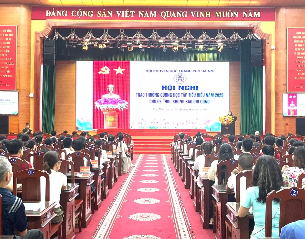 Sinh viên Trường Đại học Thủy lợi nhận khen thưởng từ Hội khuyến học thành phố Hà Nội