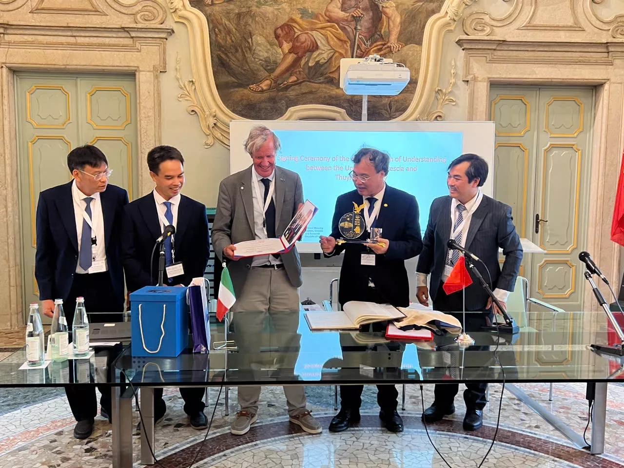 Trao tặng Kỷ niệm chương “Gia đình Thủy lợi” cho GS. Roberto Ranzi, Phó Hiệu trưởng Đại học Brescia, Italia