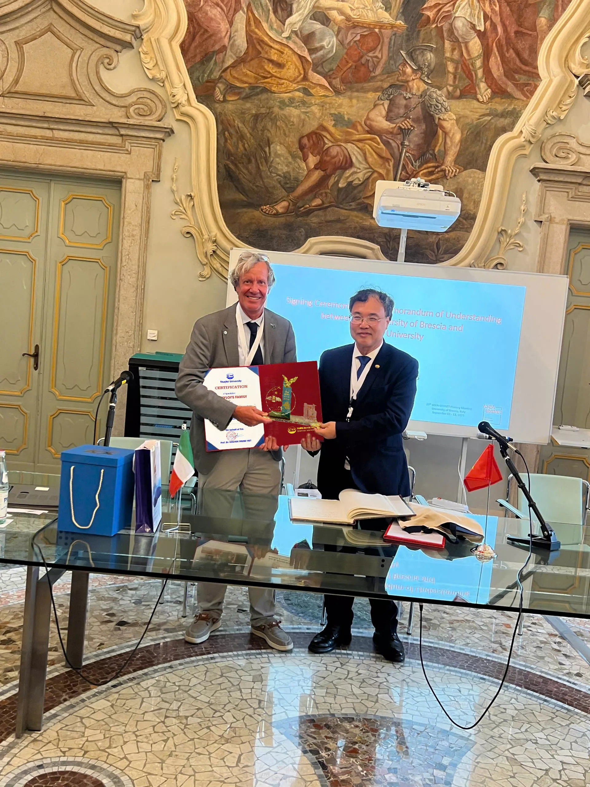 Trao tặng Kỷ niệm chương “Gia đình Thủy lợi” cho GS. Roberto Ranzi, Phó Hiệu trưởng Đại học Brescia, Italia