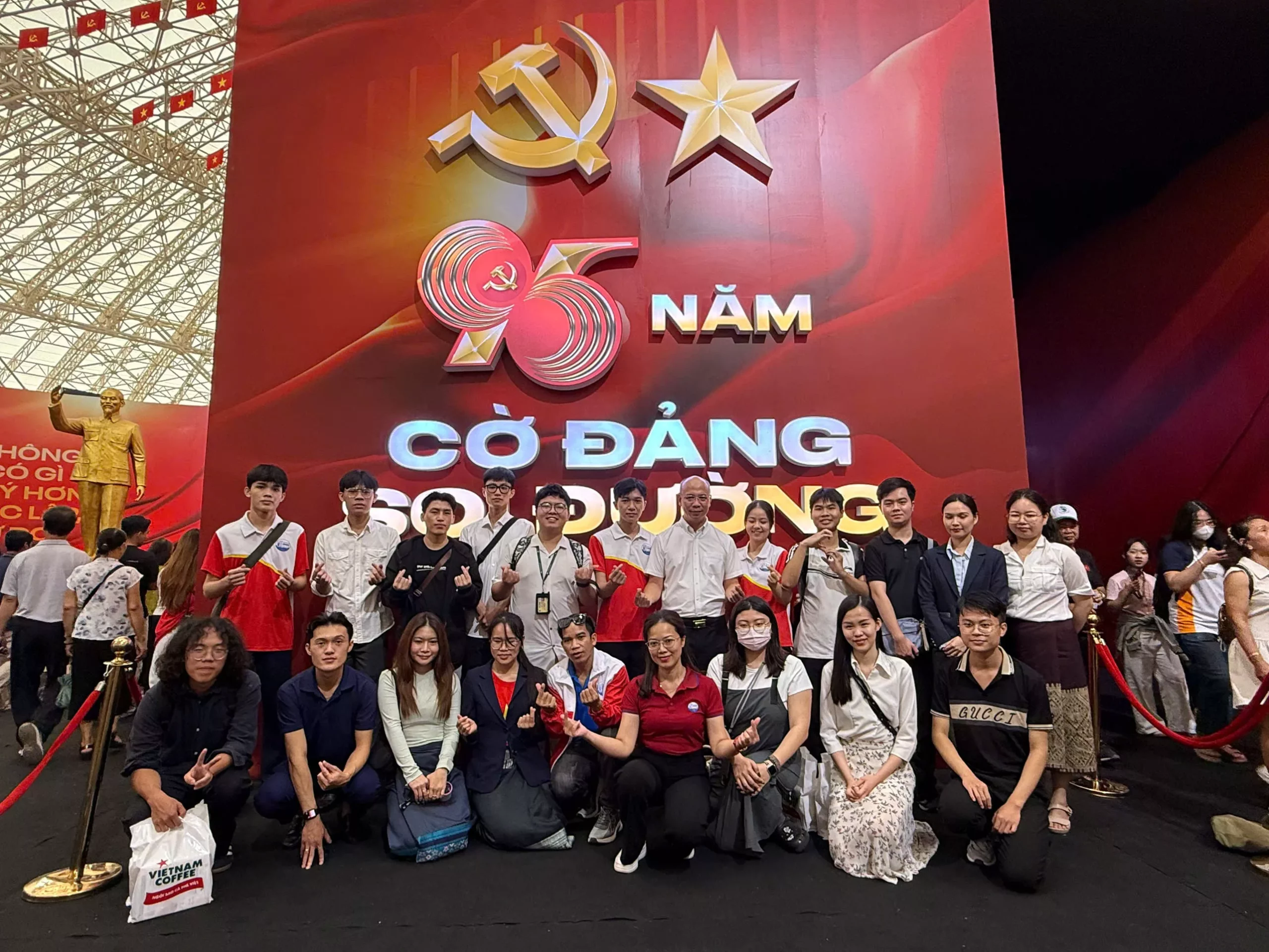 Trường Đại học Thủy lợi tổ chức tham quan triển lãm “80 năm thành tựu đất nước” cho thực tập sinh Đài Loan, lưu học sinh Lào, tân Đảng viên và đối tượng cảm tình Đảng