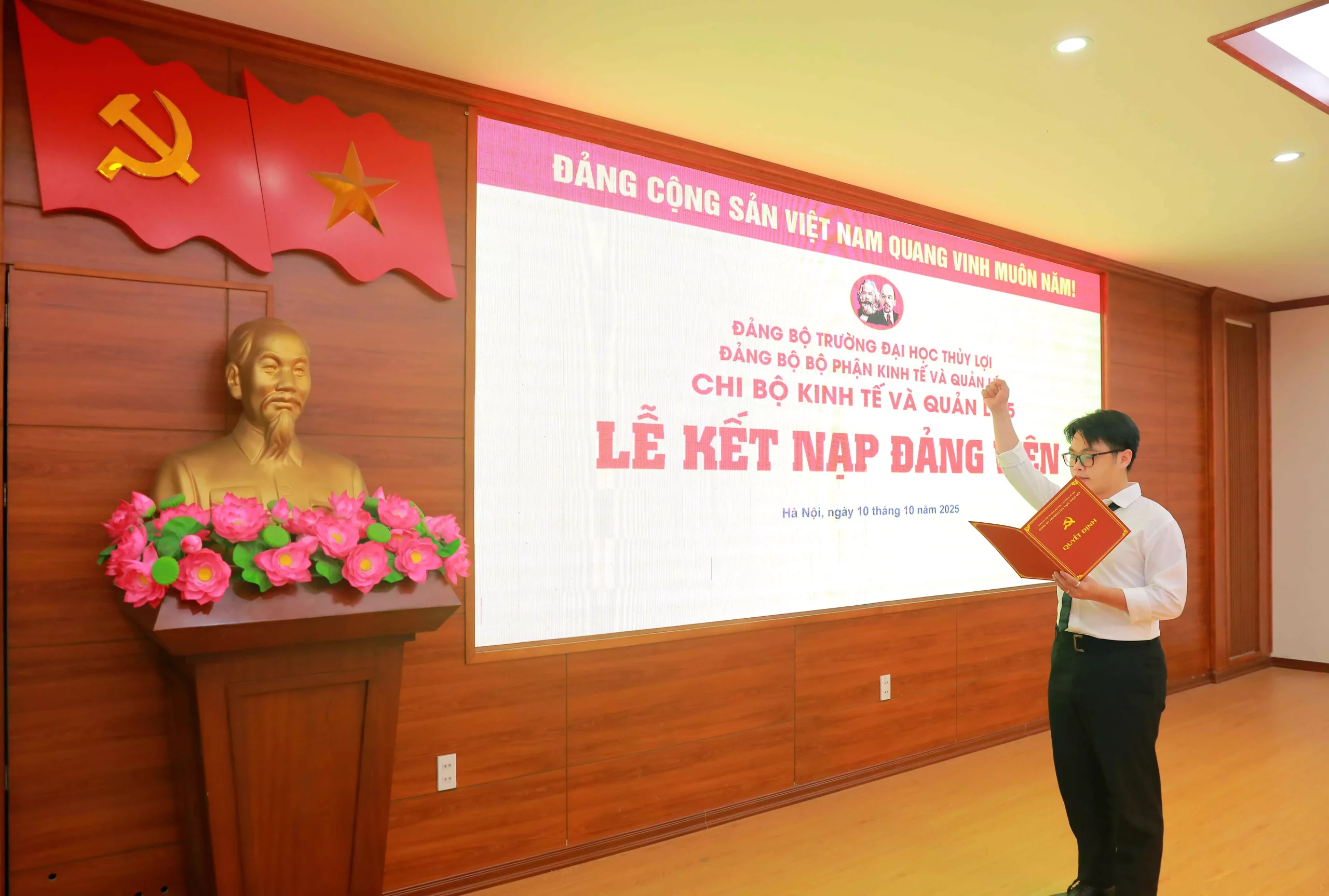 Chi bộ Kinh tế và Quản lý 5 tổ chức Lễ kết nạp Đảng viên mới