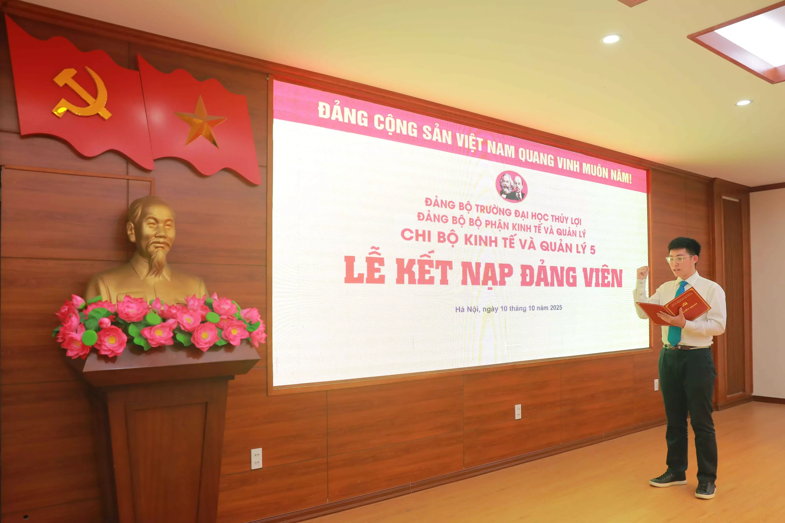 Chi bộ Kinh tế và Quản lý 5 tổ chức Lễ kết nạp Đảng viên mới