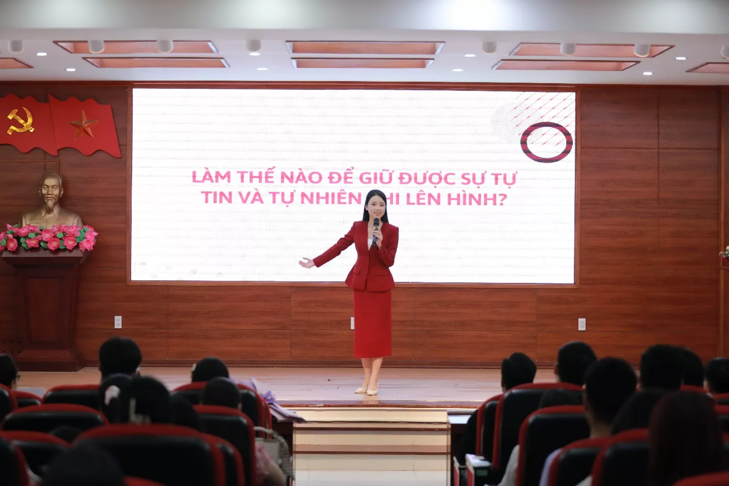 Sinh viên Thủy lợi học “tự tin trước ống kính – sáng tạo content triệu view”