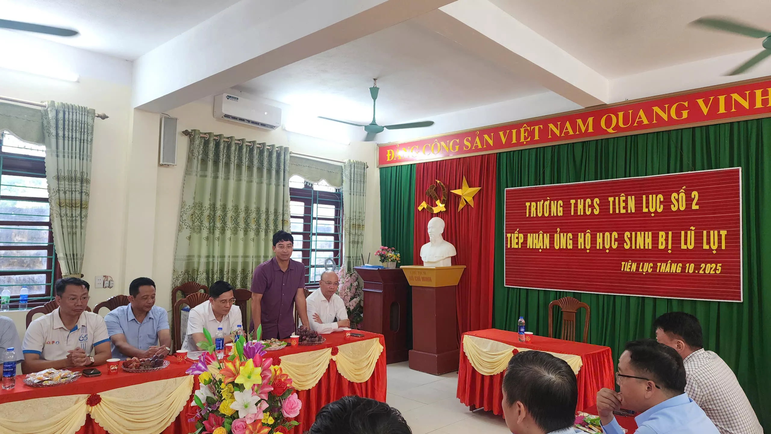 Trường Đại học Thủy lợi thăm và hỗ trợ Trường THCS Tiên Lục 2 (Bắc Ninh) khắc phục hậu quả mưa lũ