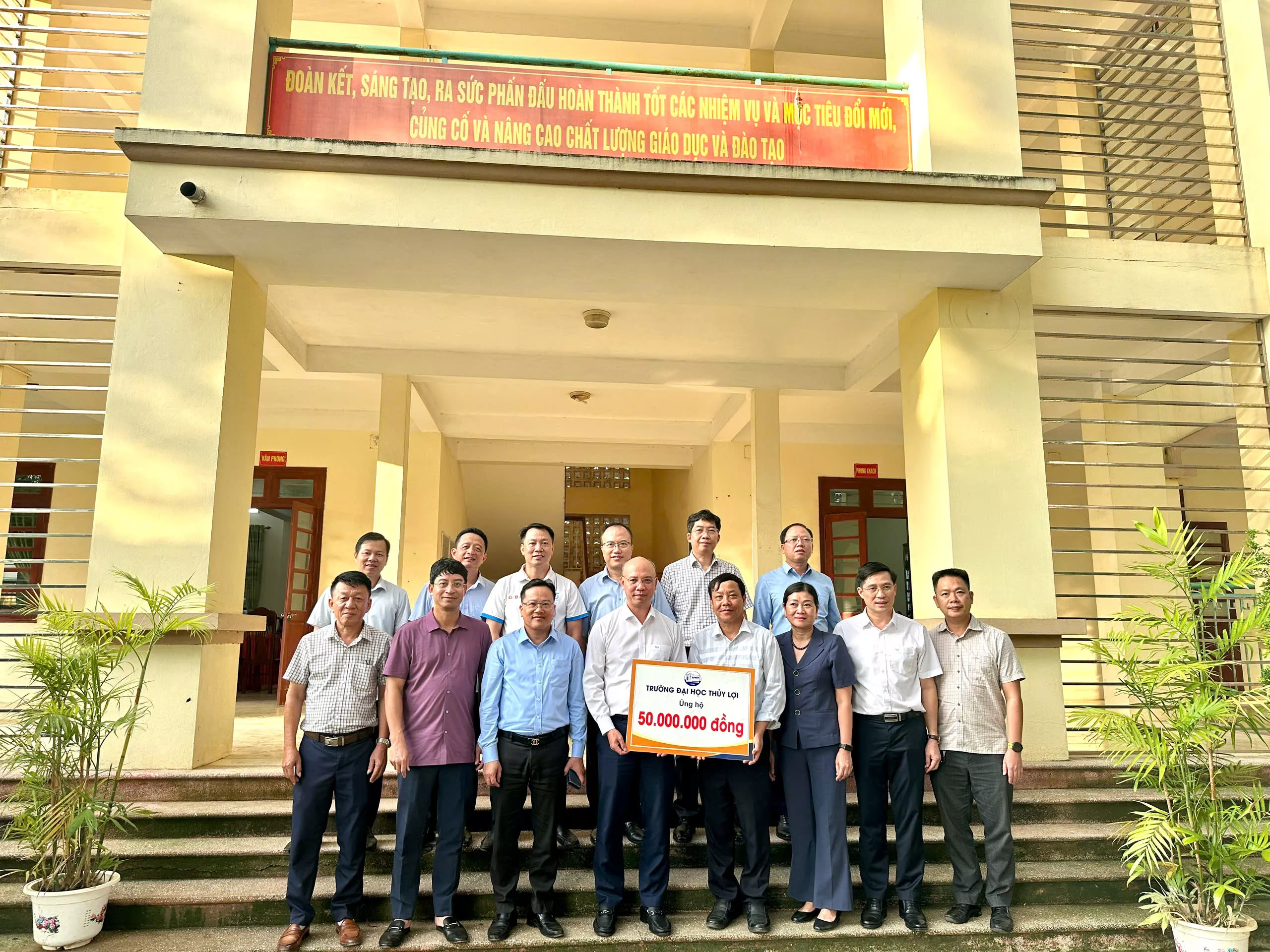 Lãnh đạo Nhà trường thăm hỏi, tặng quà cho Trường THCS Tiên Lục 2, xã Tiên Lục, tỉnh Bắc Ninh