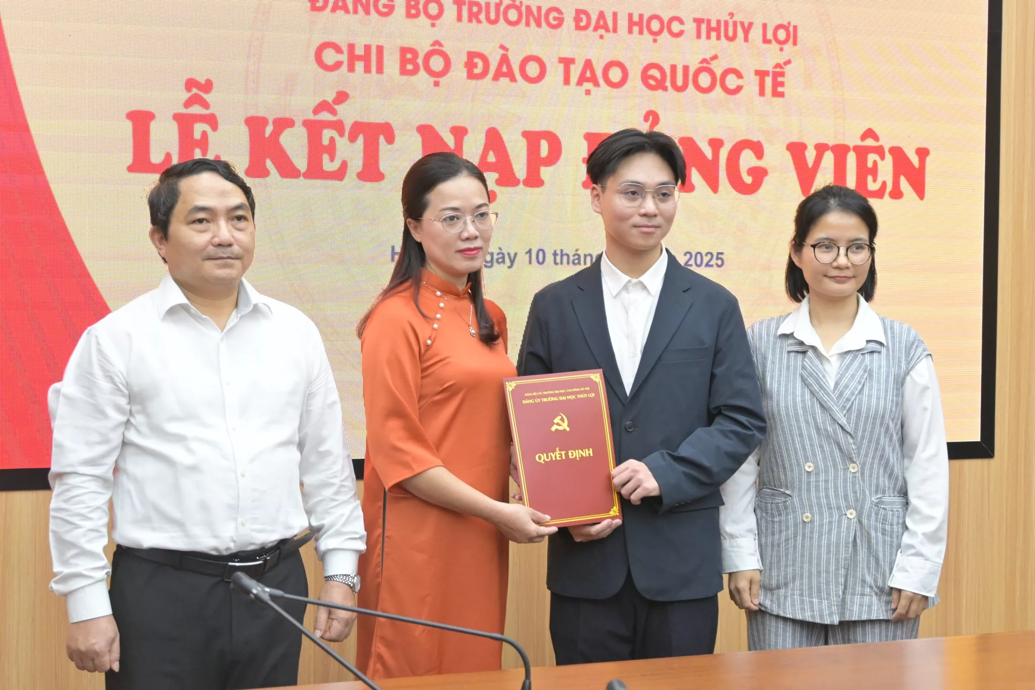 Chi bộ Đào tào Quốc tế tổ chức Lễ kết nạp Đảng cho sinh viên