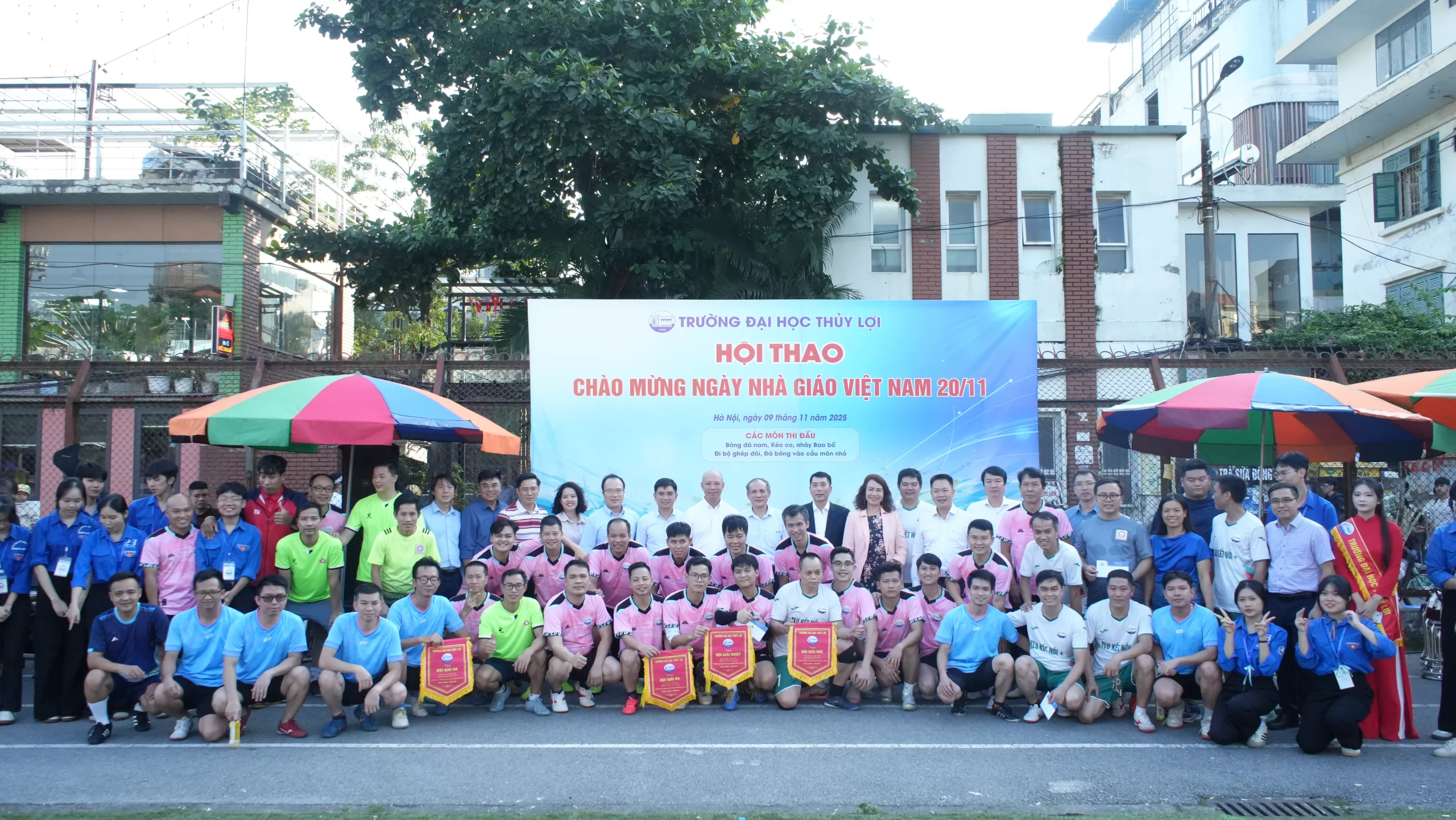 Sôi nổi, kịch tính trận chung kết Giải bóng đá cán bộ giảng viên năm 2025 Trường Đại học Thủy lợi