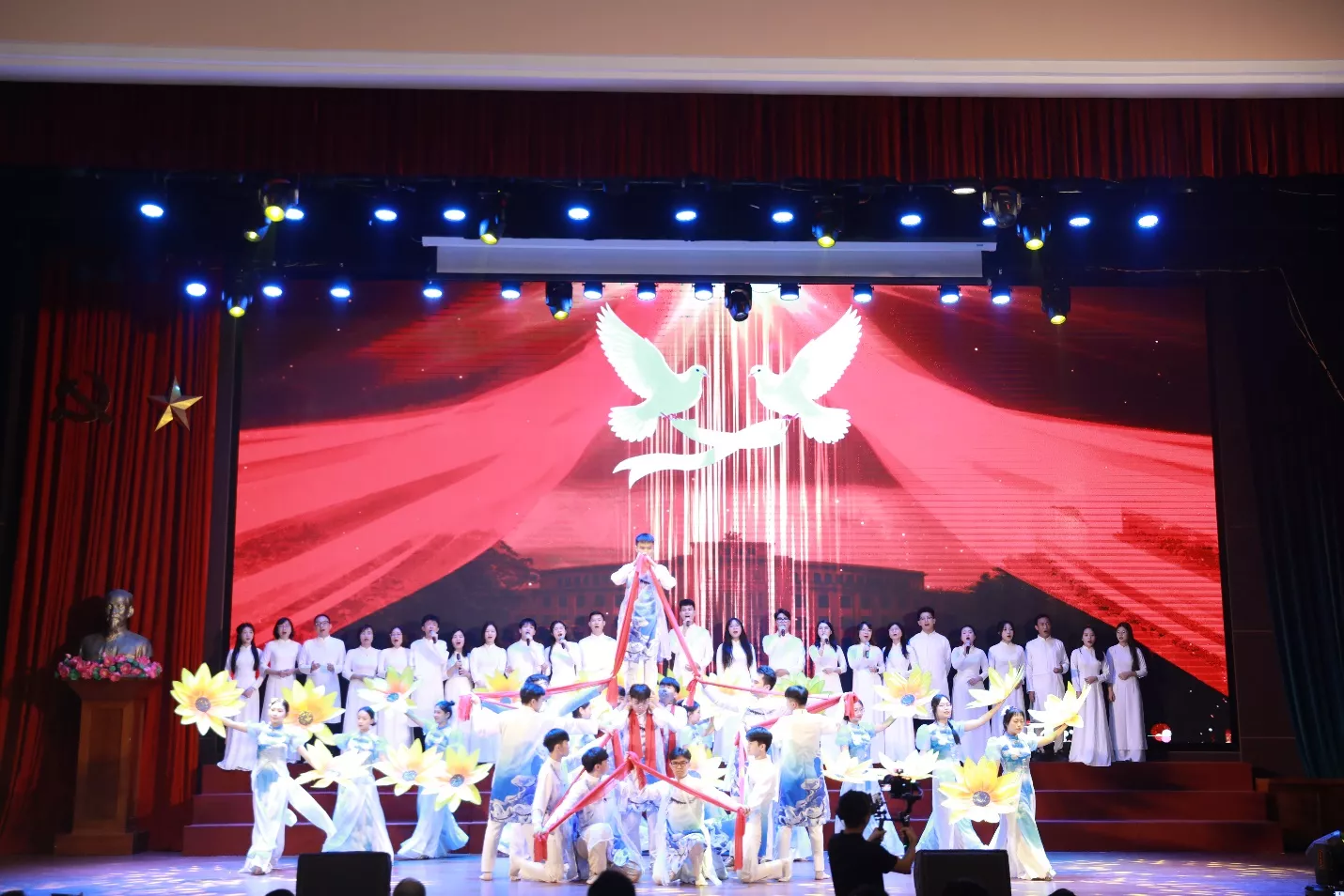 Đêm hội diễn văn nghệ 20/11 “cháy” hết mình, Khoa Công trình giành ngôi vị quán quân toàn đoàn