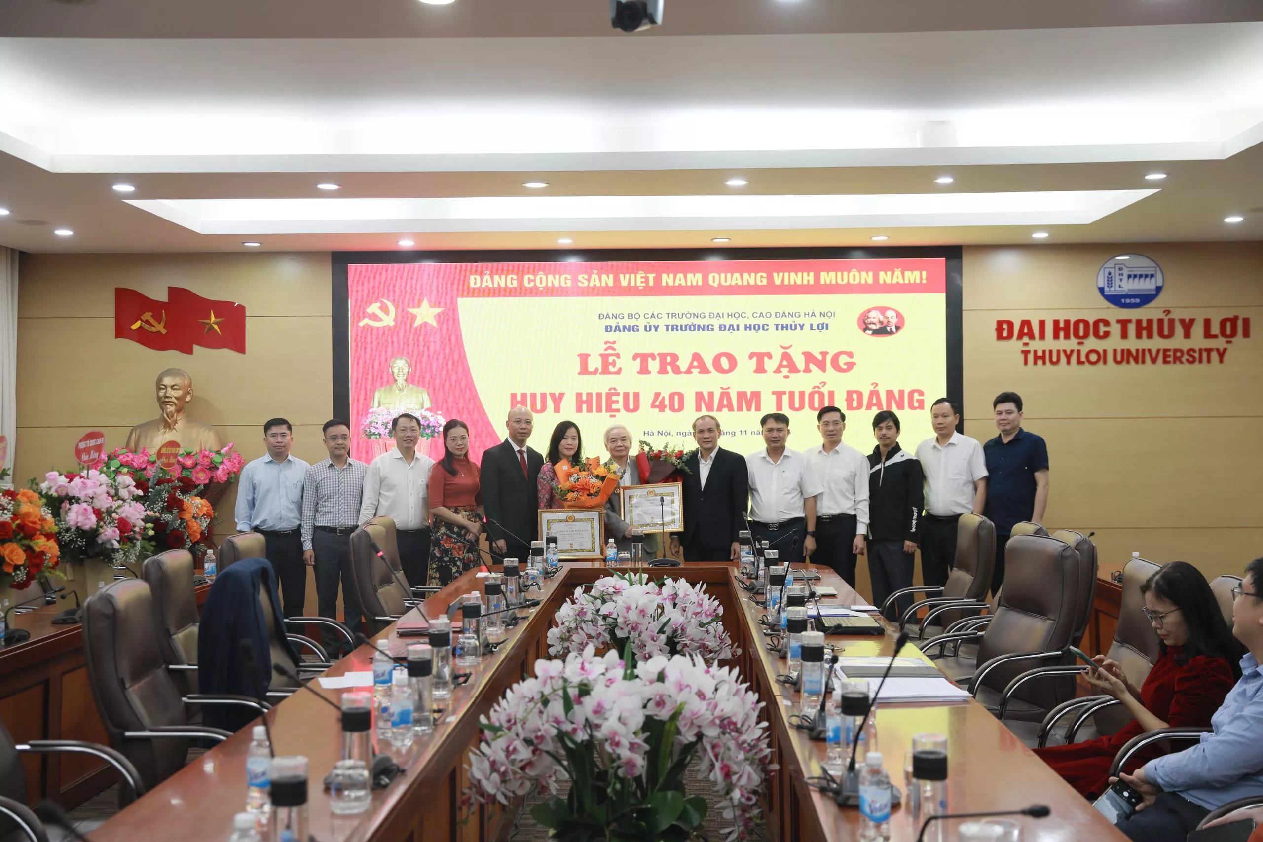 Lễ trao tặng huy hiệu 40 năm và 30 năm tuổi Đảng