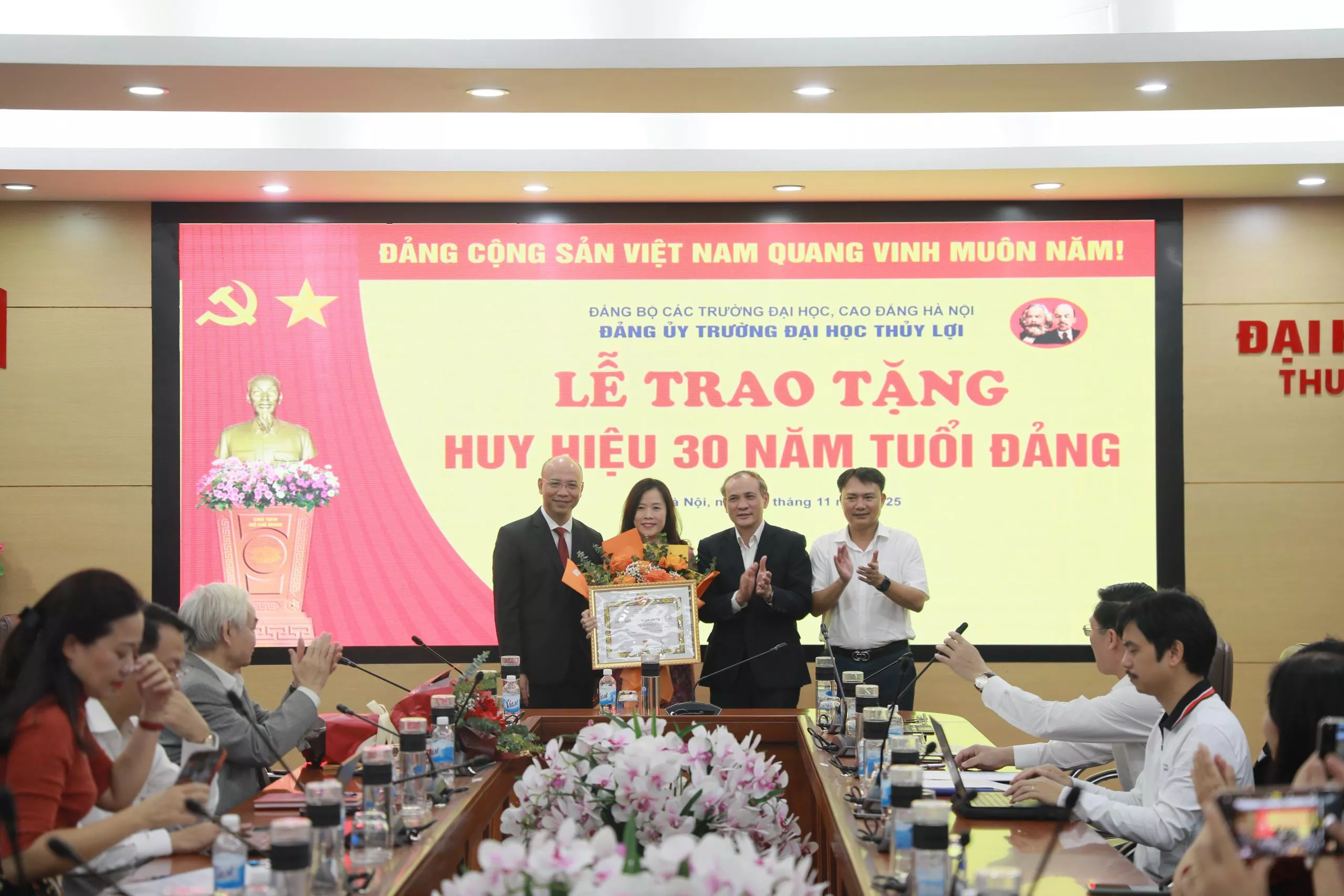 Lễ trao tặng huy hiệu 40 năm và 30 năm tuổi Đảng