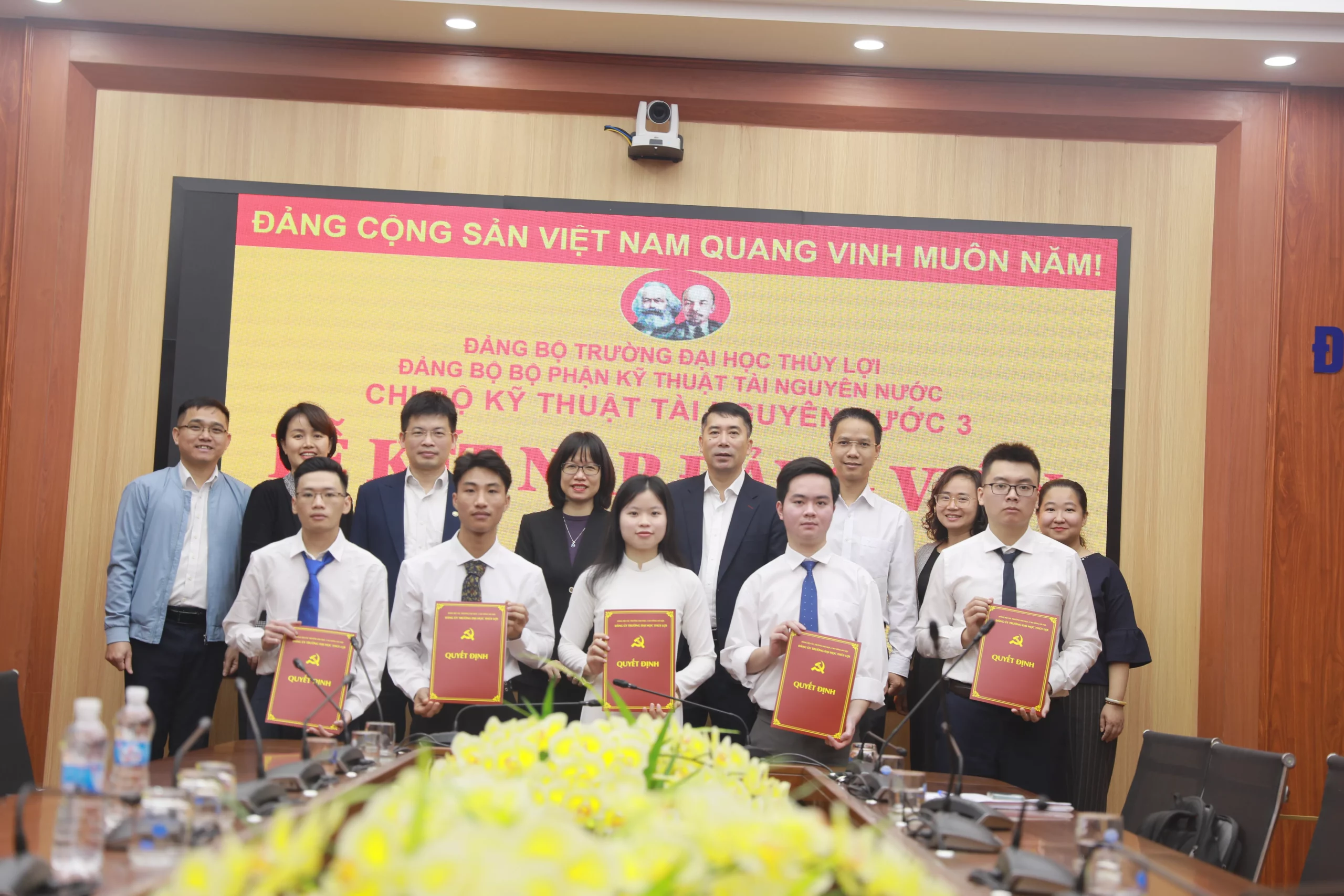 Chi bộ Kỹ thuật Tài nguyên nước 3 (Đại học Thủy lợi): Kết nạp 5 sinh viên ưu tú vào Đảng Cộng sản Việt Nam