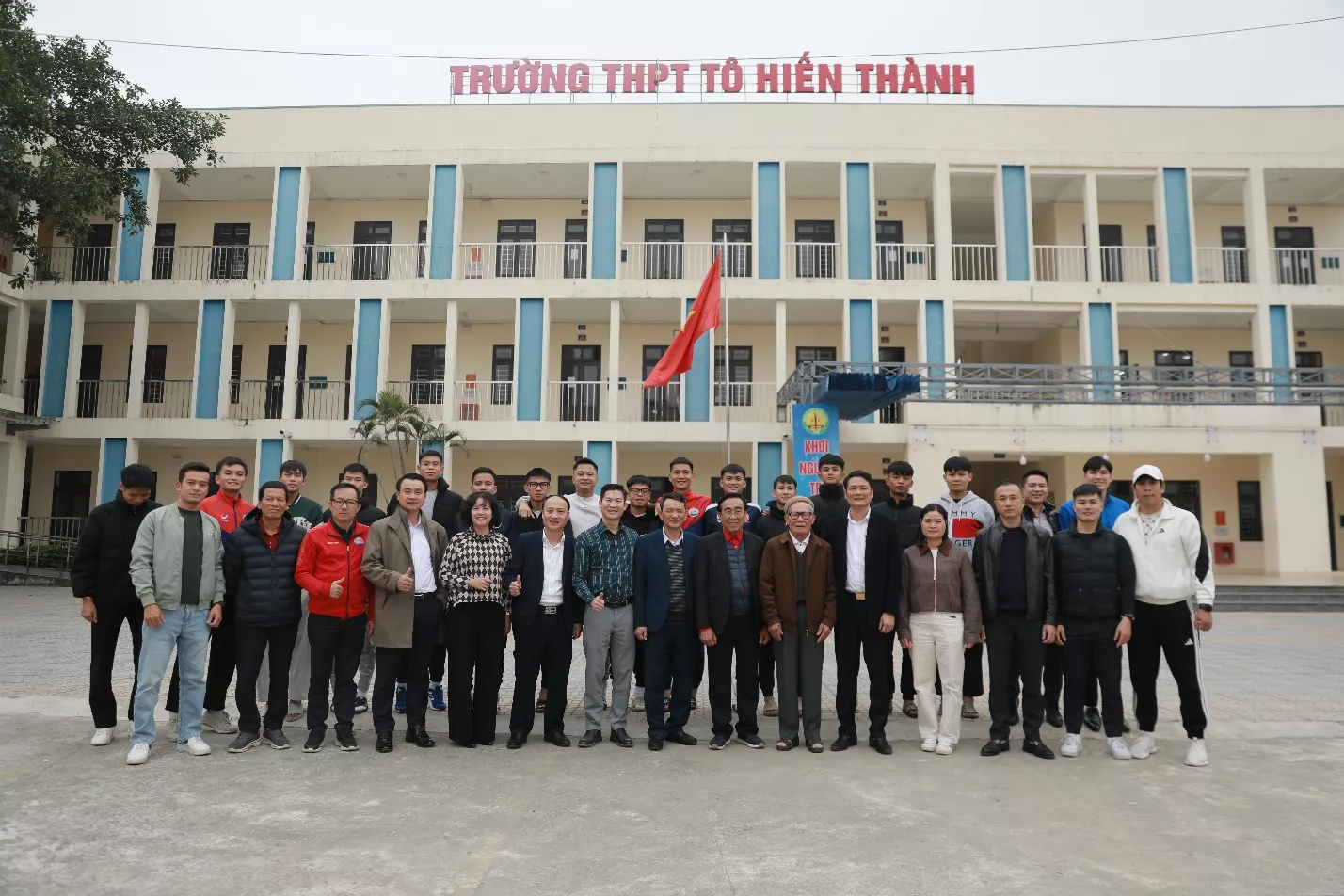 Thắt chặt quan hệ hợp tác hướng nghiệp và giao lưu thể thao cùng Trường THPT Tô Hiến Thành – Thanh Hóa.
