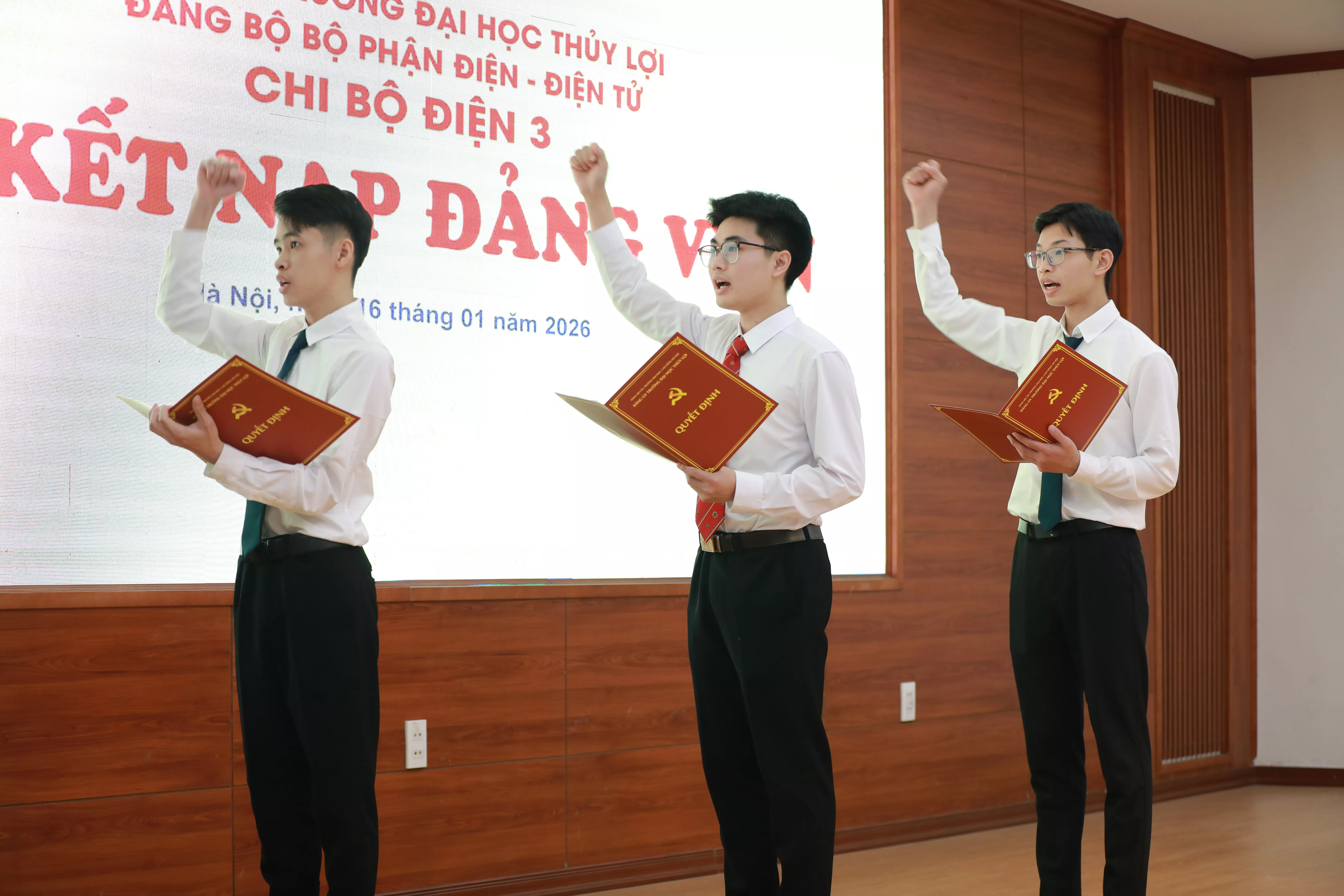 Đảng bộ Trường Đại học Thủy lợi: Kết nạp 12 quần chúng ưu tú vào Đảng Cộng sản Việt Nam