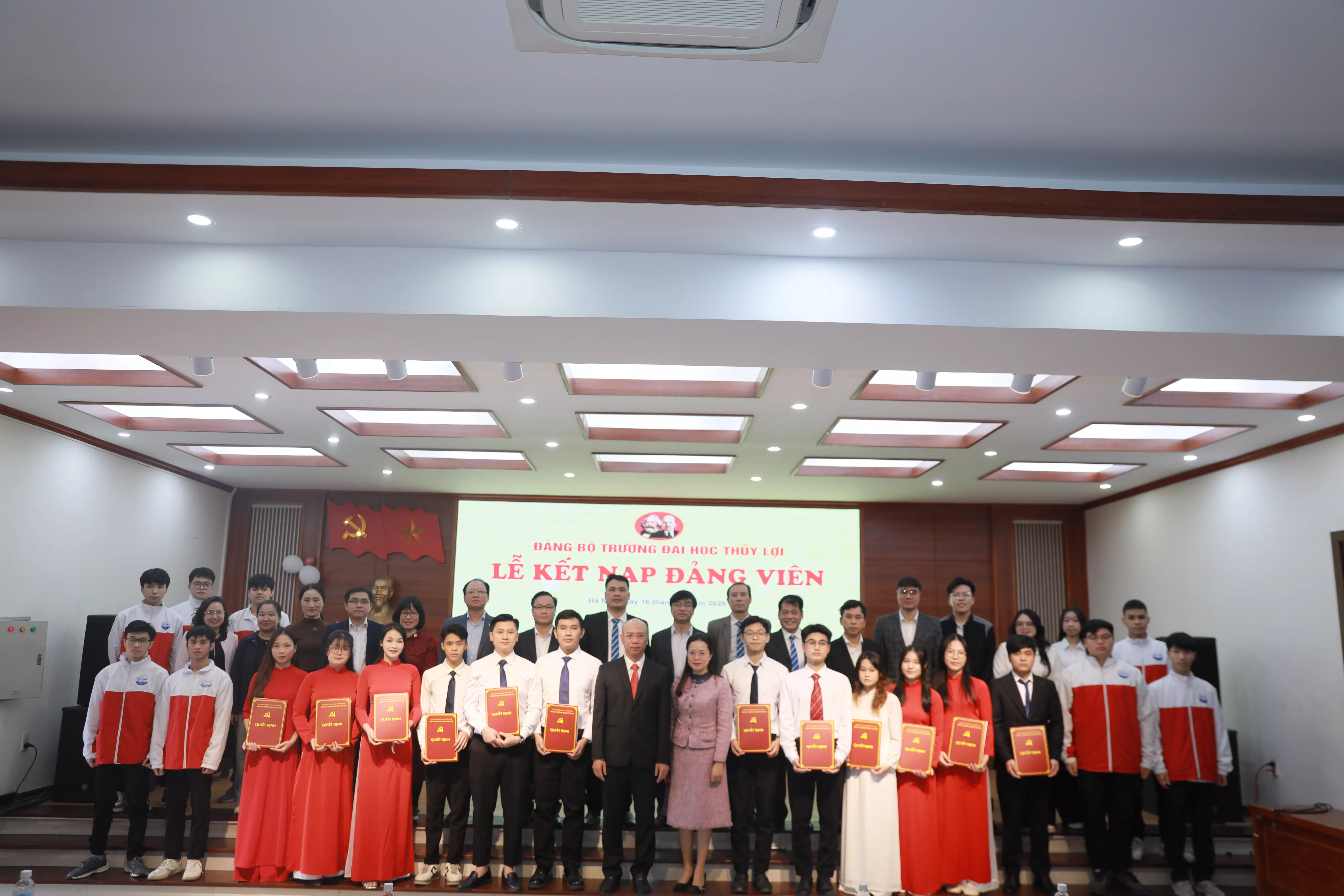 Đảng bộ Trường Đại học Thủy lợi: Kết nạp 12 quần chúng ưu tú vào Đảng Cộng sản Việt Nam