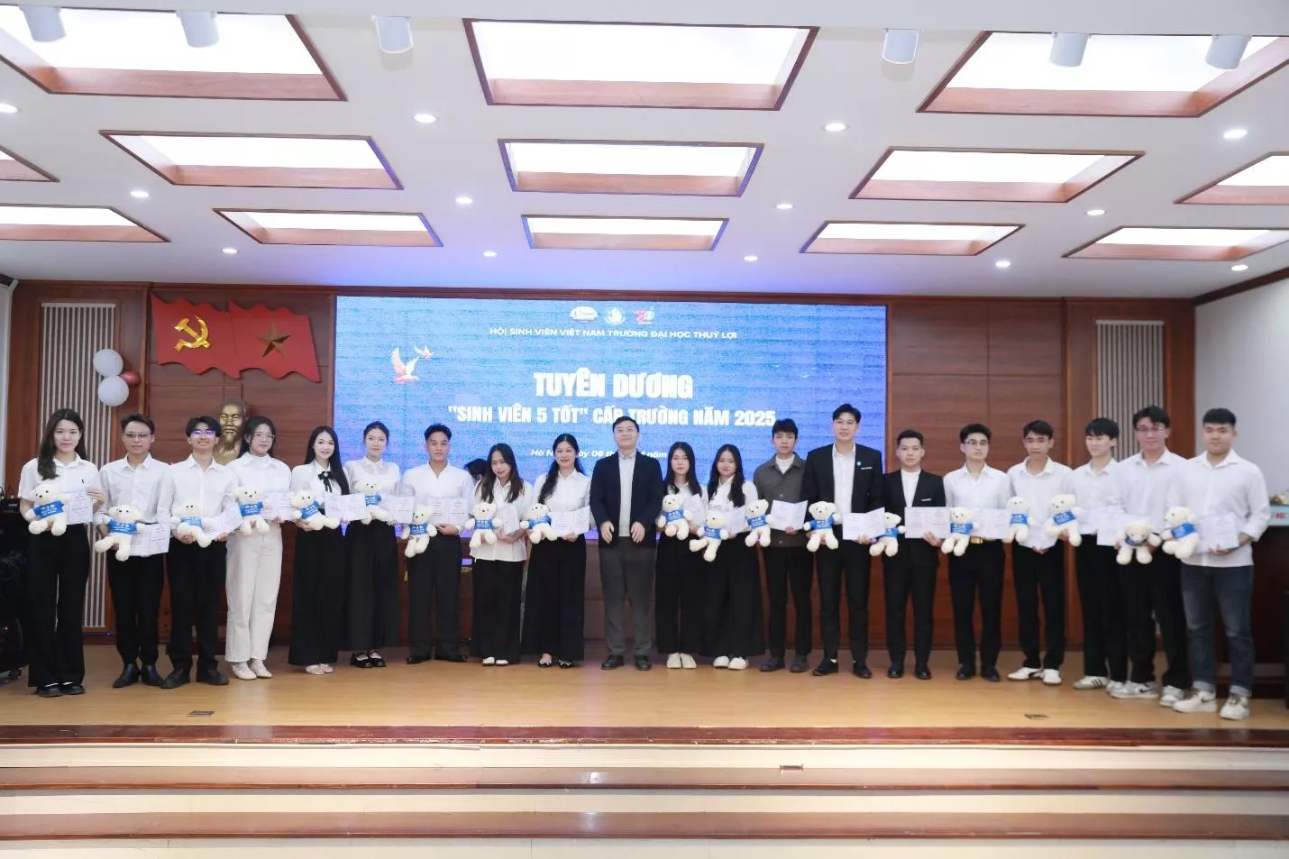 Kỷ niệm 76 năm Ngày truyền thống học sinh, sinh viên Việt nam và Tuyên dương “Sinh viên 5 tốt”