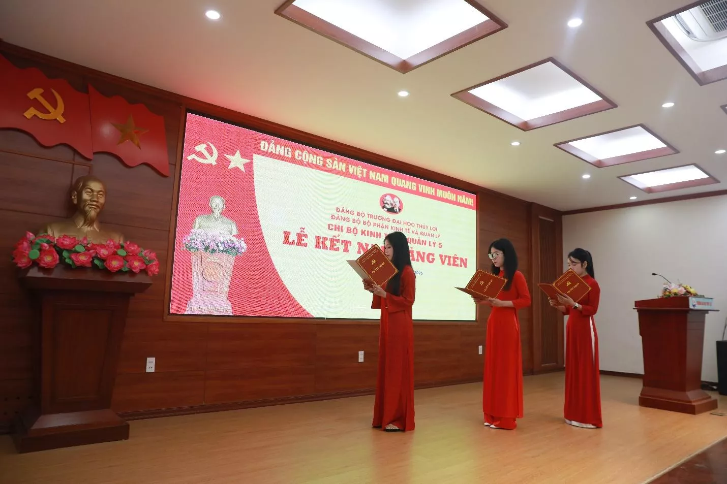 Kết nạp 8 đảng viên mới vào dịp kỷ niệm 96 năm Ngày thành lập Đảng