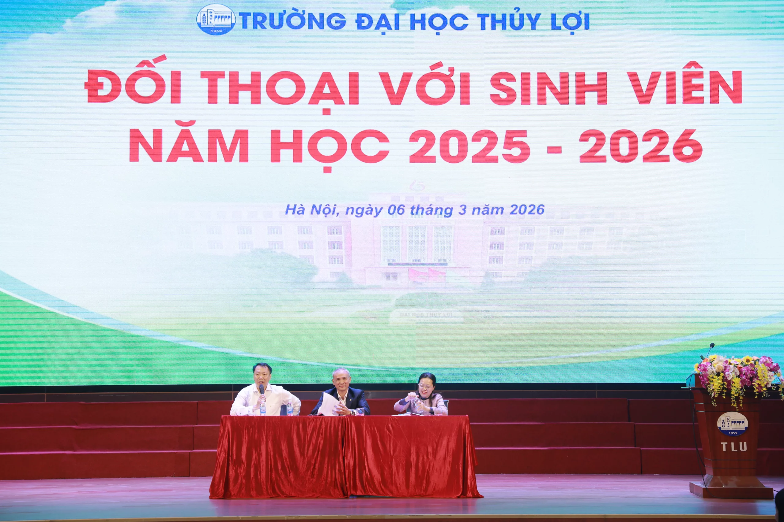 Lãnh đạo Trường Đại học Thủy lợi đối thoại trực tiếp với sinh viên