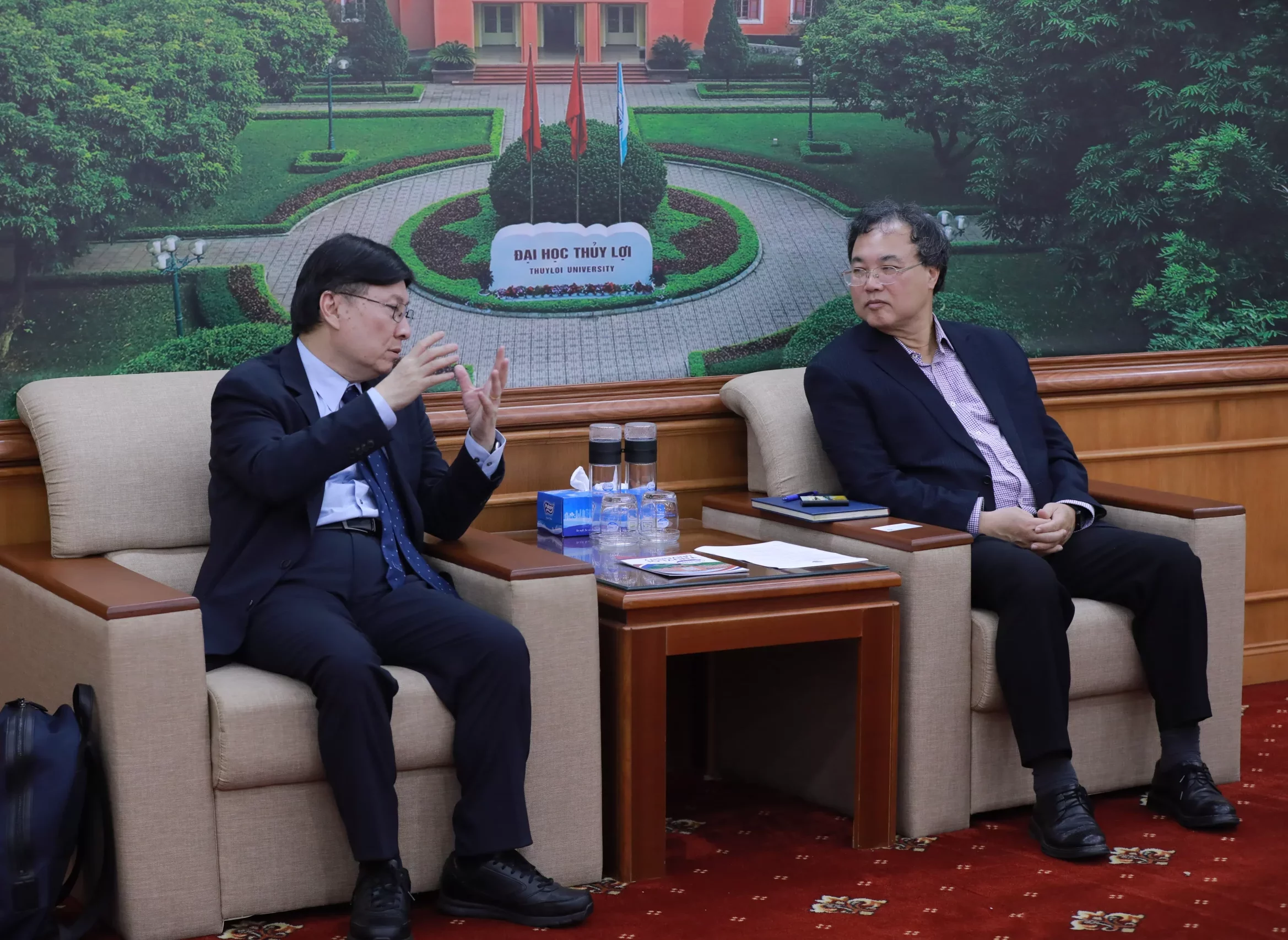 Thuyloi University welcomes IEEE Fellow Prof. Gary W. Chang from Chung Cheng National University (Taiwan)