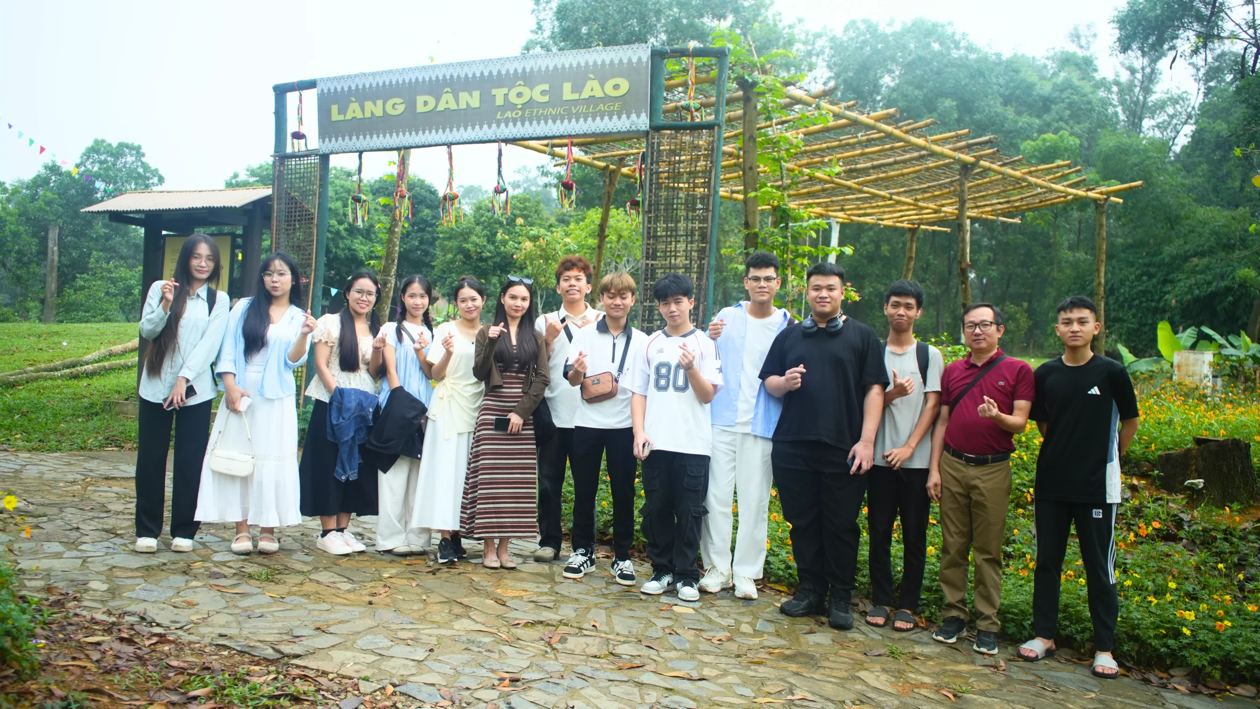 Sinh viên Trường Đại học Thủy lợi trải nghiệm thực tế nhân dịp Tết Bunpimay của Lào