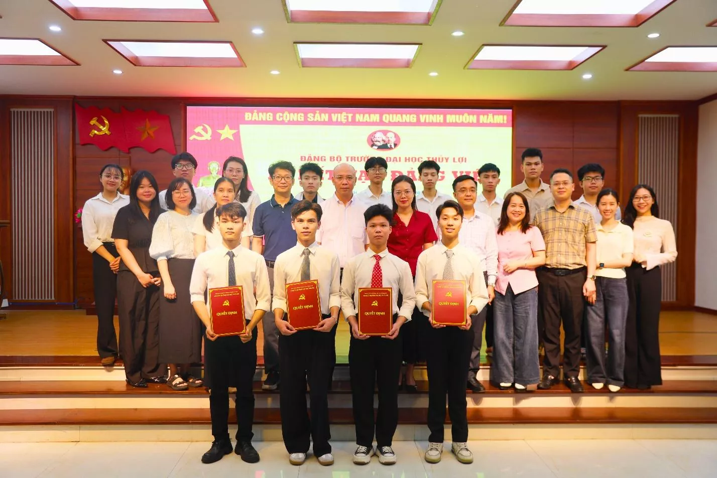 Lễ kết nạp đảng viên mới tại Trường Đại học Thủy lợi