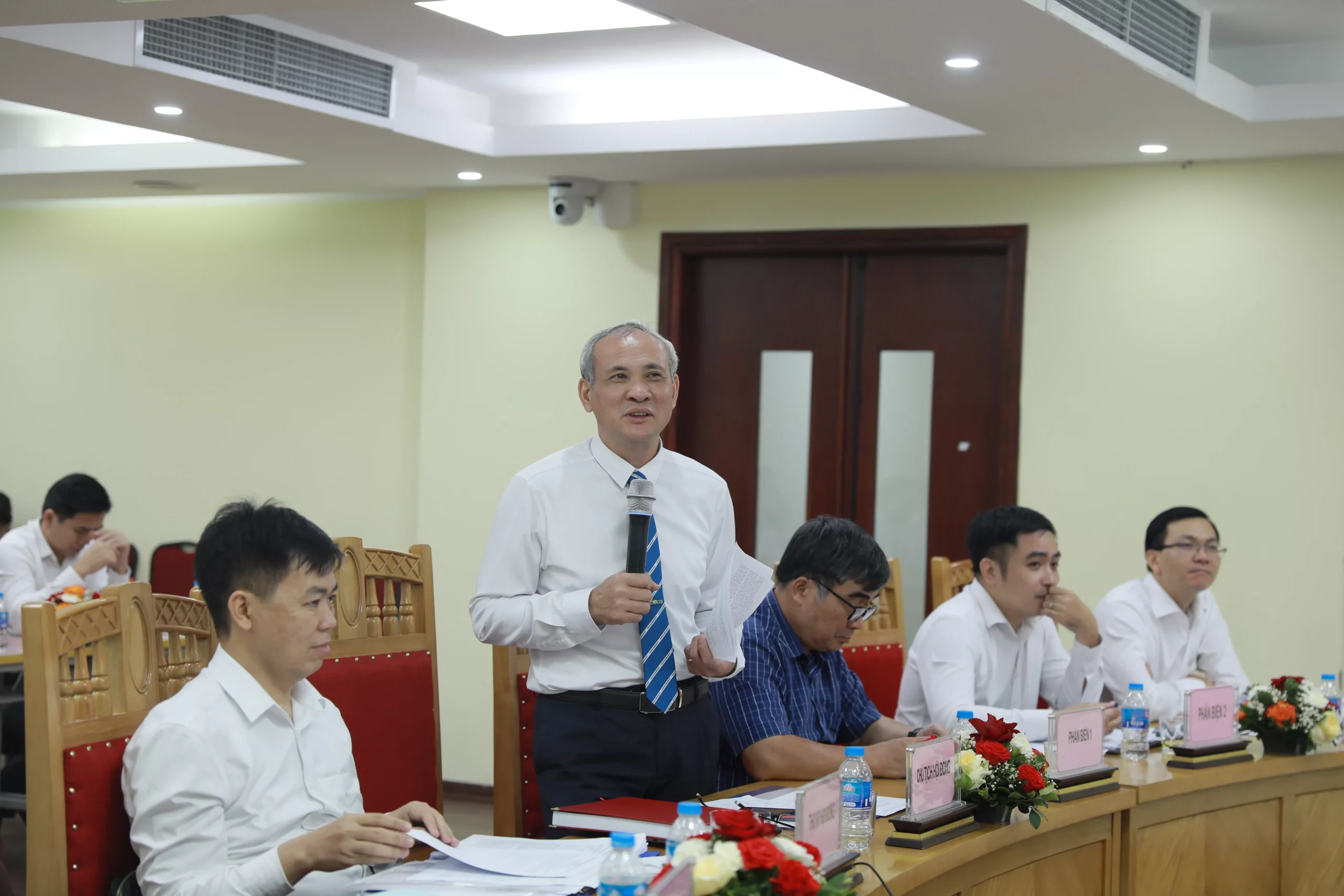 Bảo vệ thành công luận án tiến sĩ về ứng xử chịu xoắn của dầm bê tông cốt thép gia cường bằng FRP kết hợp