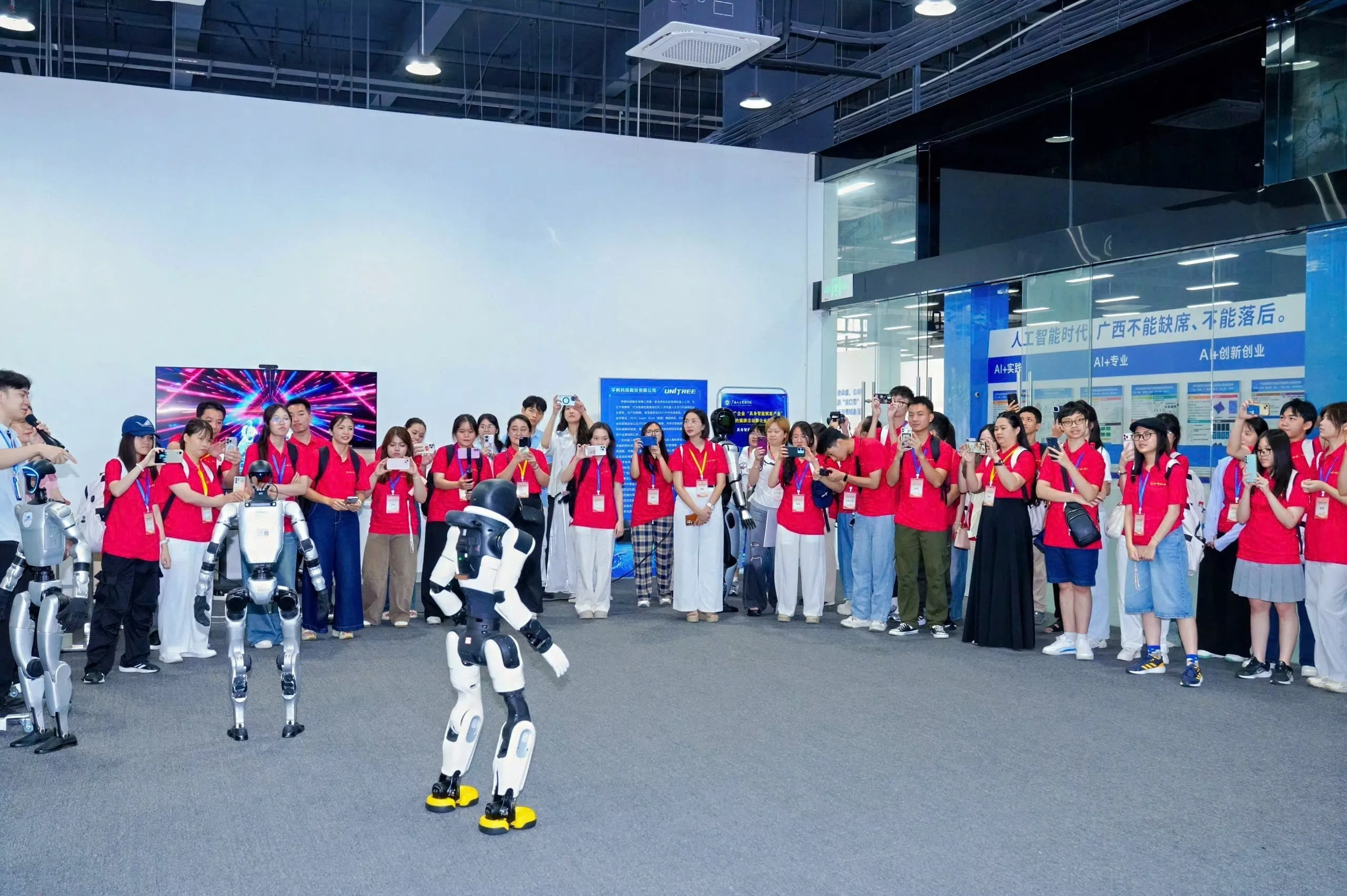 Thuyloi University students and faculty member participate in the 3rd “Retracing the Path of Our Predecessors, Continuing Sino-Vietnamese Friendship” Sino-Vietnamese Youth Student-Faculty Exchange Red-Themed Study Camp