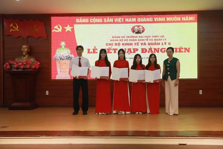 Tiếp nối truyền thống từ mái trường Thủy lợi: Hai chị em sinh đôi cùng trở thành đảng viên