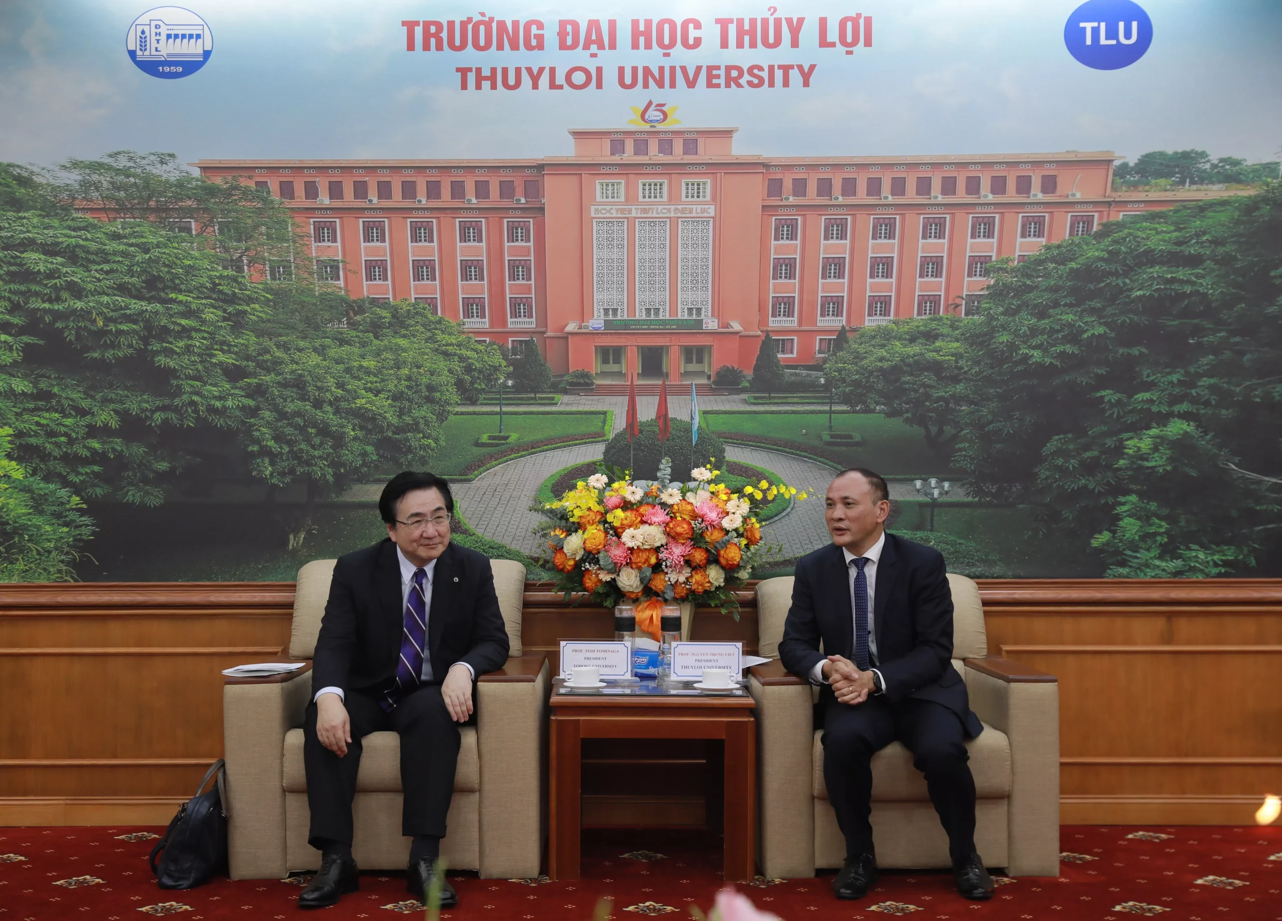 High-level Leadership Delegation from Tohoku University visits Thuyloi University for future cooperation discussion