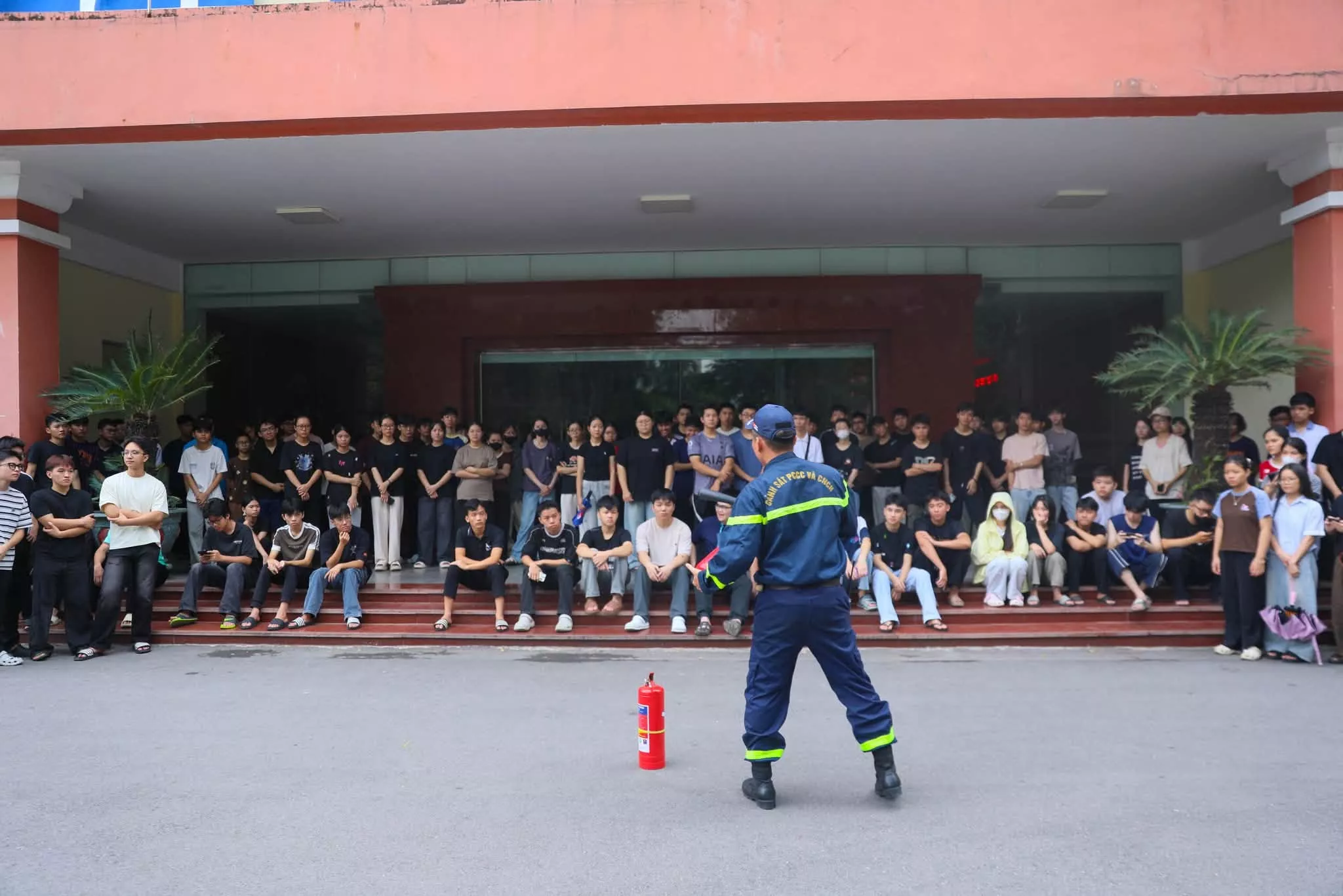 Sinh viên Trường Đại học Thủy lợi trải nghiệm kỹ năng phòng cháy, chữa cháy và cứu nạn, cứu hộ