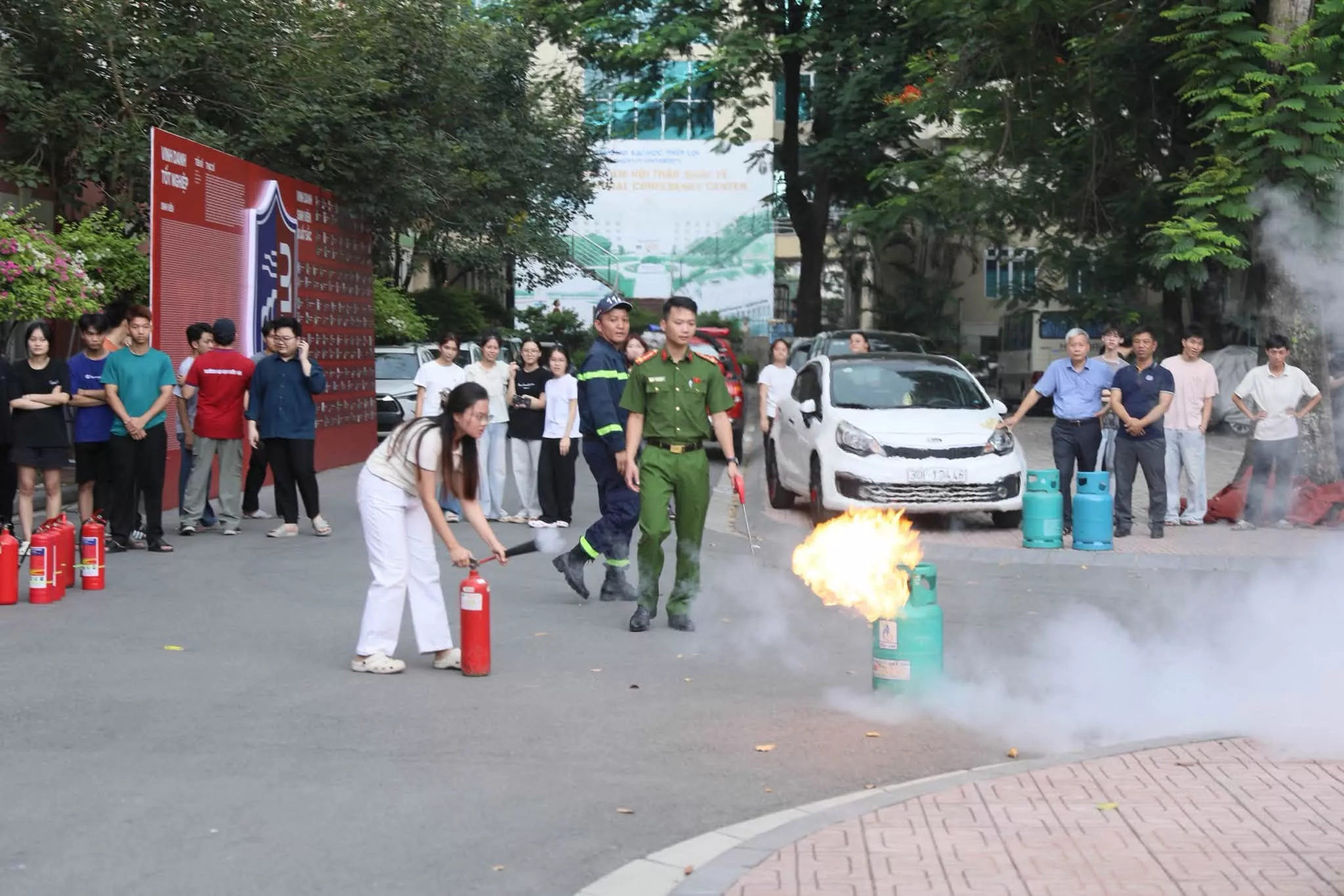 Sinh viên Trường Đại học Thủy lợi trải nghiệm kỹ năng phòng cháy, chữa cháy và cứu nạn, cứu hộ