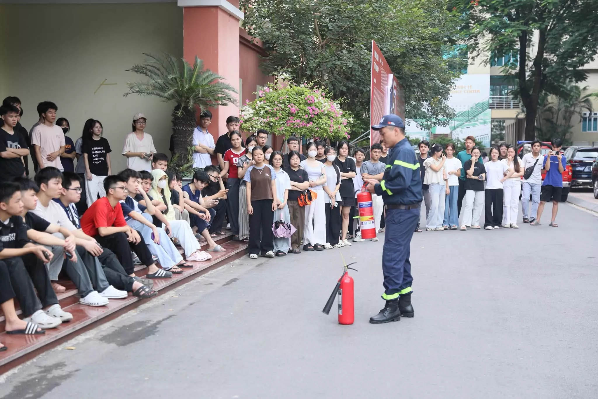 Sinh viên Trường Đại học Thủy lợi trải nghiệm kỹ năng phòng cháy, chữa cháy và cứu nạn, cứu hộ