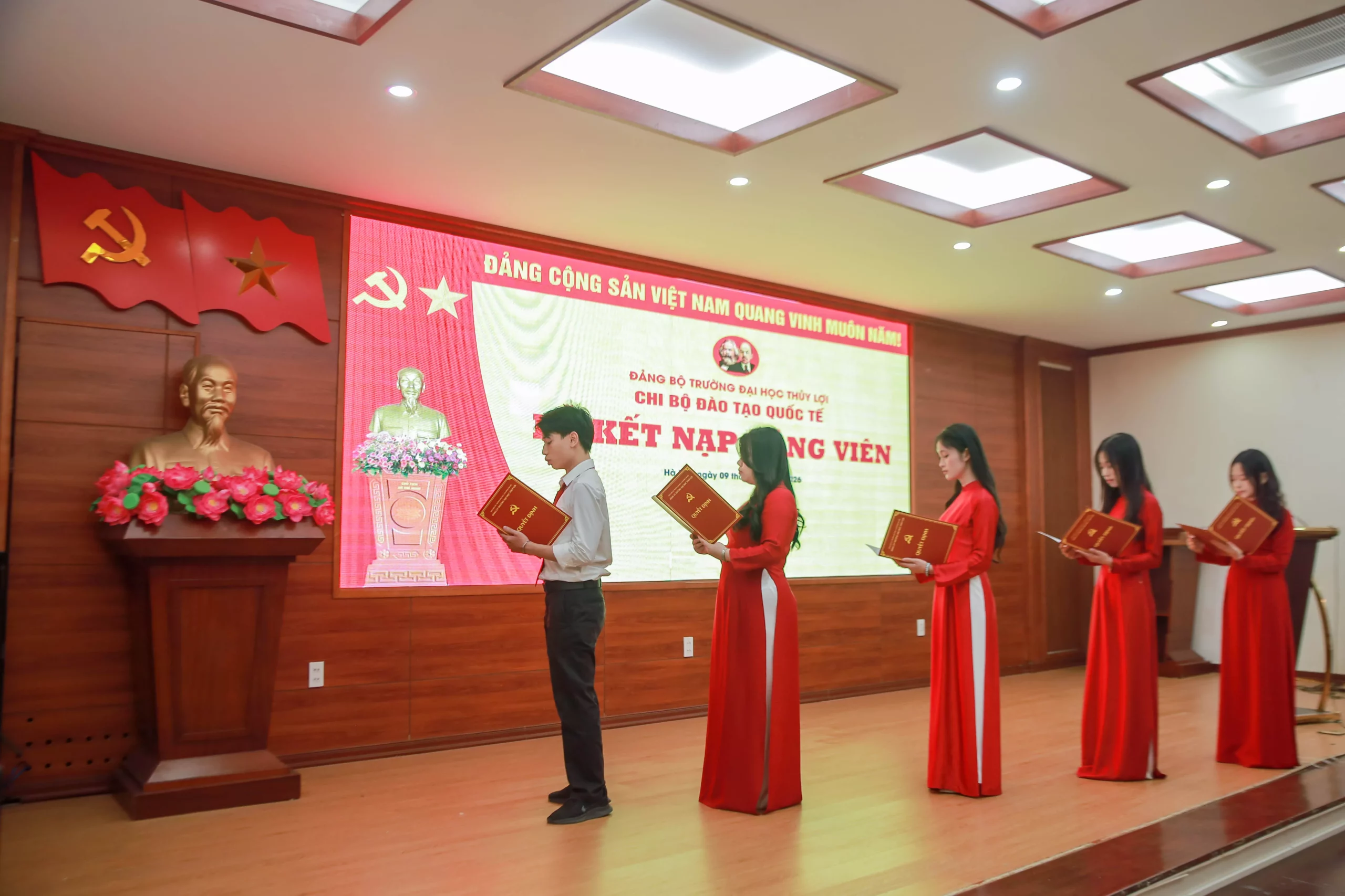 Thêm 9 đảng viên góp sức xây dựng Đảng bộ Trường Đại học Thủy lợi